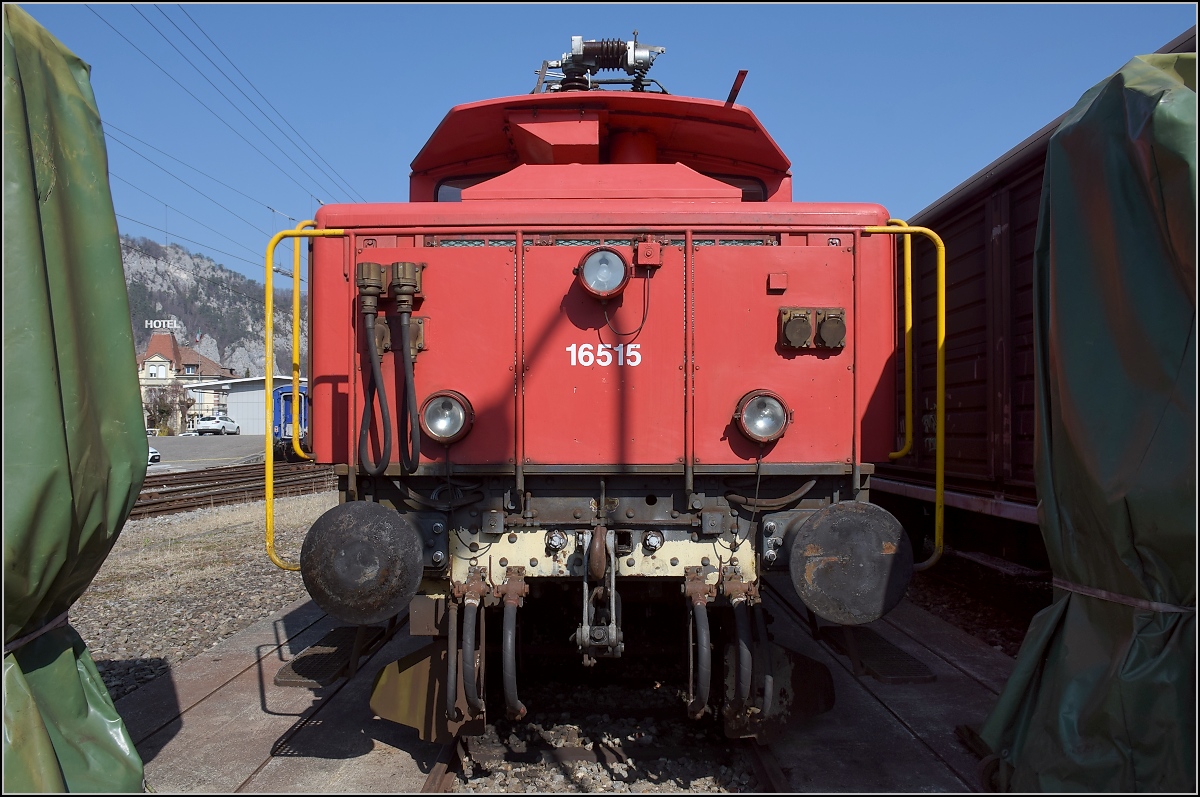 Vor dem Schneidbrenner gerettet, harrt Ee 3/3 II 16515 in Balsthal der Dinge, die da kommen. März 2022. 

Mit Gruss an beiden Retter der Maschine.