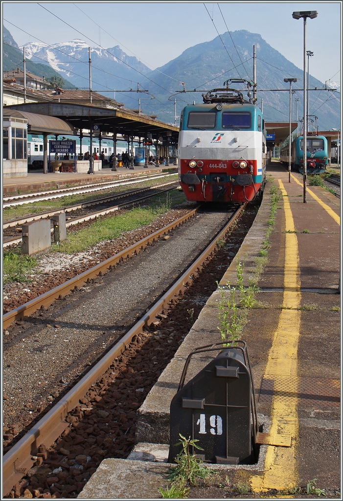 Vor dem Zwerigsignal 19 wartet in Domodossola die FS 444 043 auf ihren Einsatz vor dem EC 329. 
13. Mai 2015