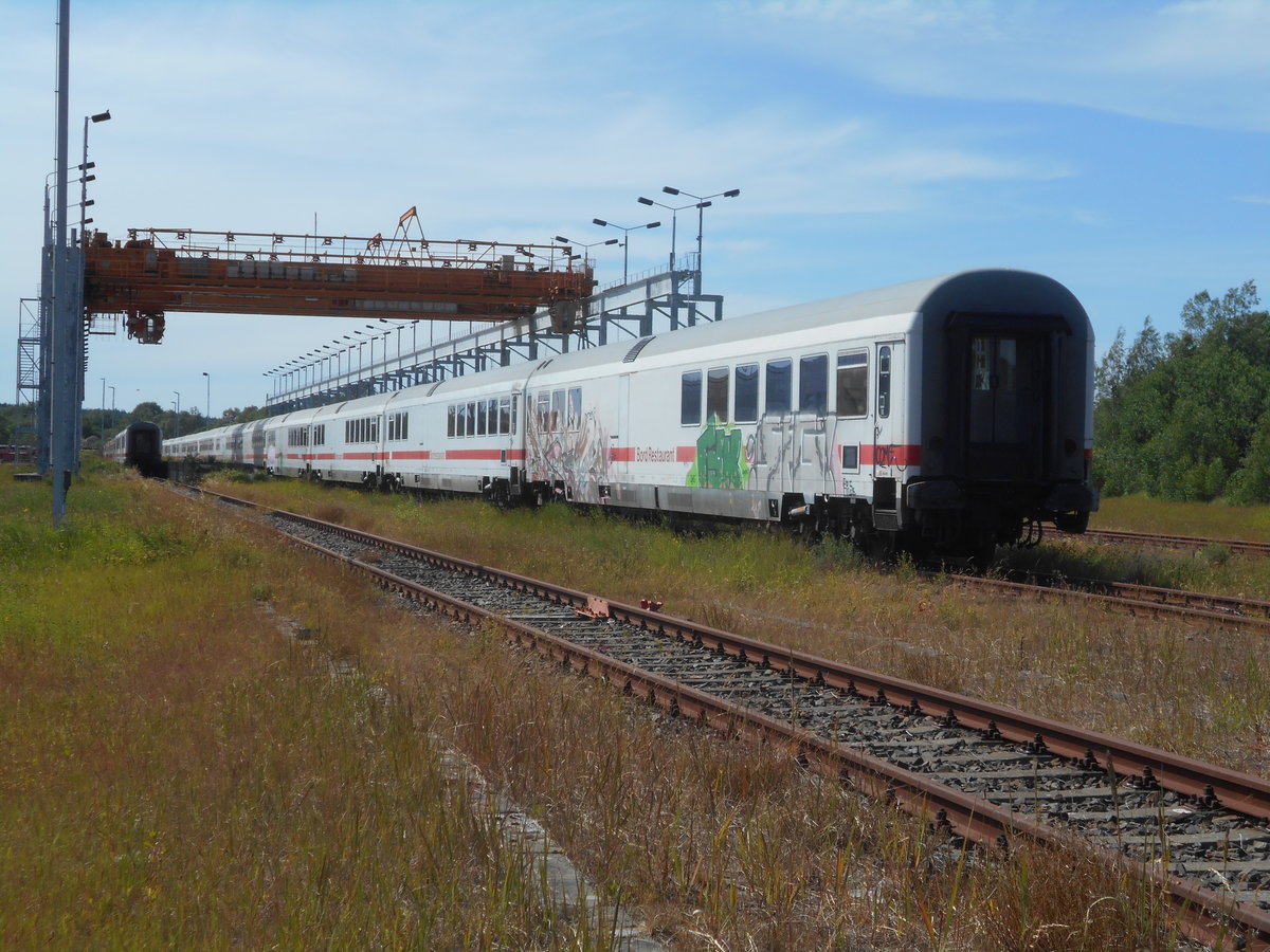 Vor ein paar Jahren waren die Gleise voll mit Ludmila`s jetzt stehen hier ehemalige Speisewagen.Aufgenommen,am 16.Juni 2019,in Mukran.