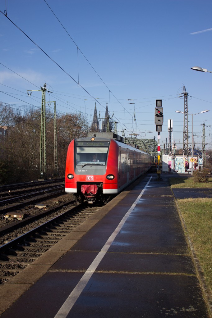 Vor der Kulisse des Kölner Doms erreichen 425 038 und 033 am 25.02. als RE8 nach Koblenz Köln-Deutz.