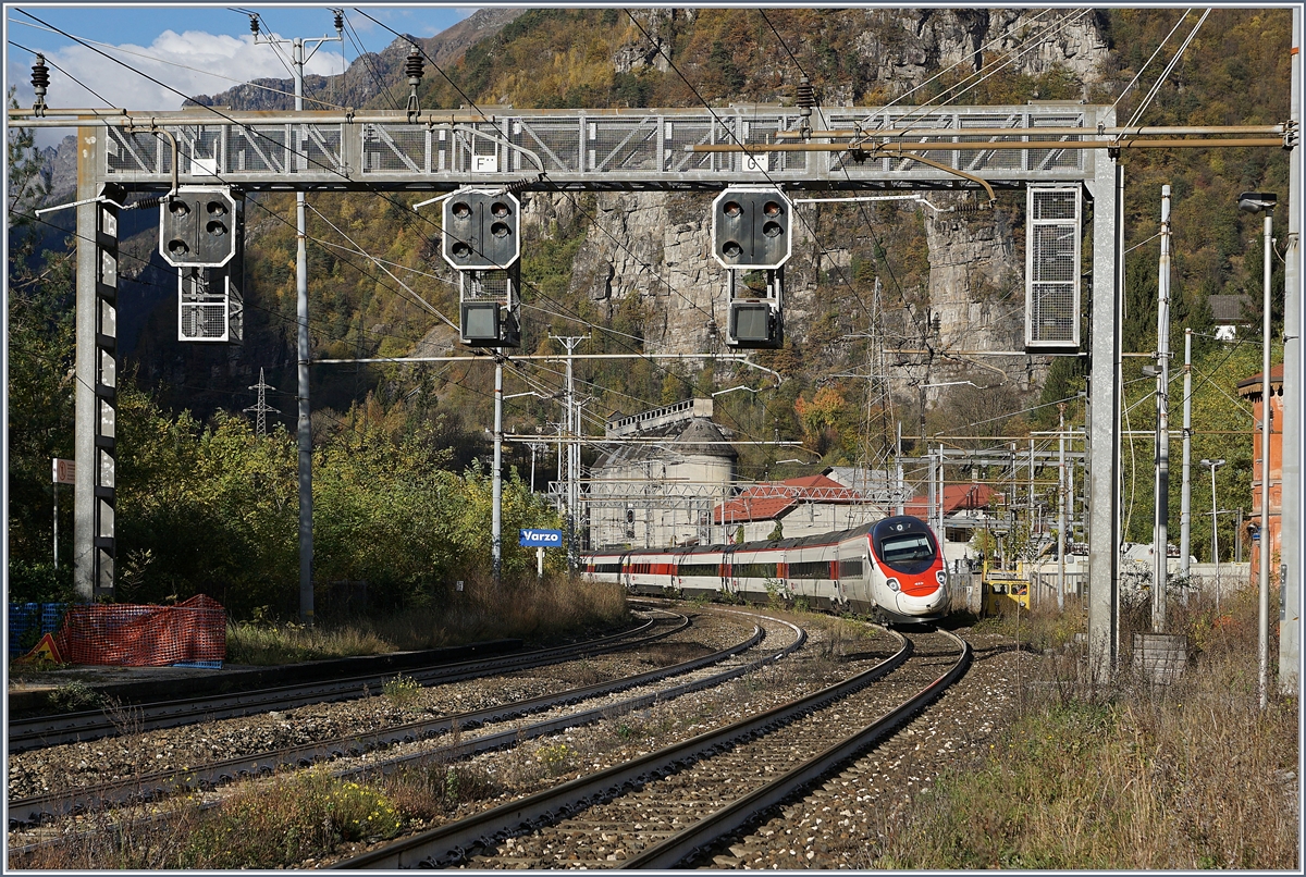 Vor der markanten Signalbrücke von Varzo erreicht ein SBB RABe 503 (ETR 610) als EC 37 von Genève nach Venezia unterwegs, den Bahnhof von Varzo.
27.10.2017