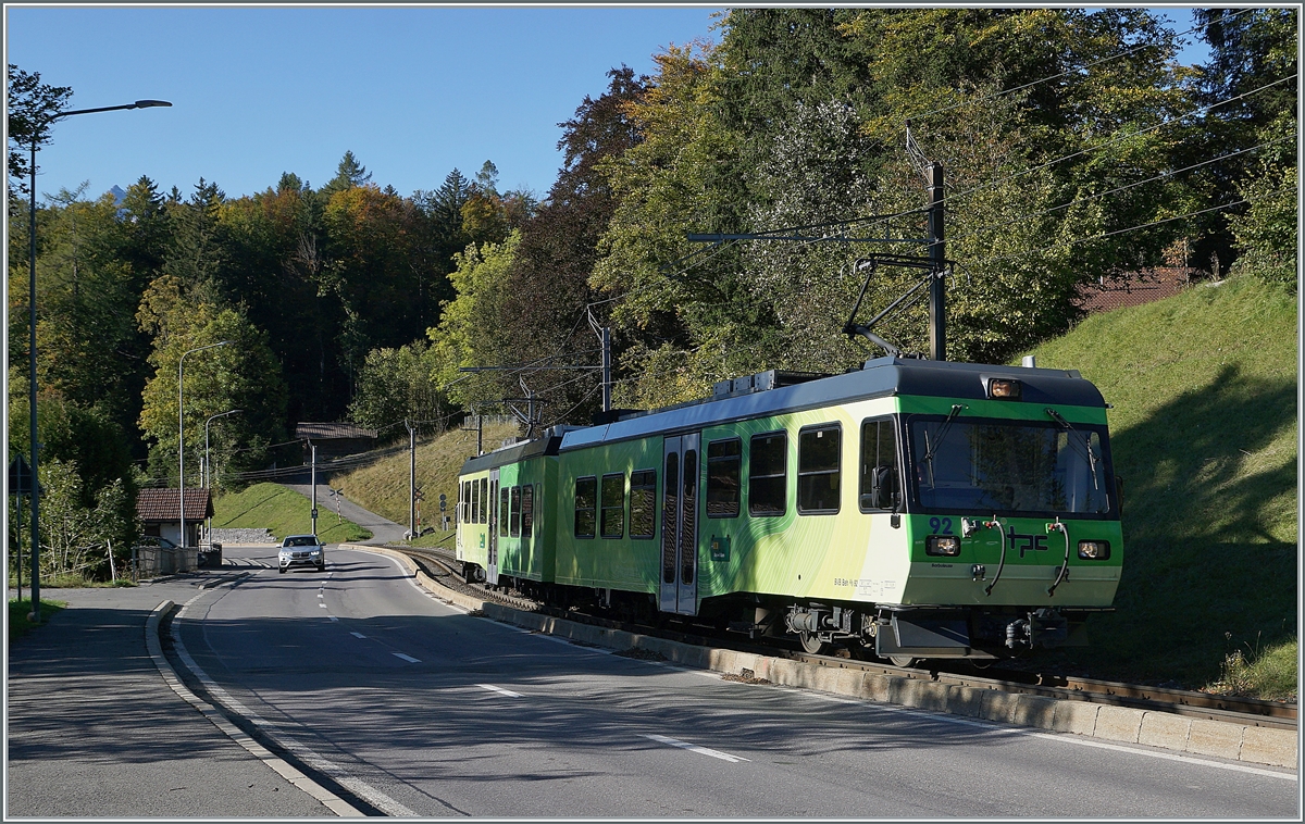 Vor- und Nachteil der Herbstfotografie: Neben dem schön ausgeleuchteten Drehgestell des Bhe 4/8 92 rechen lange Schatten der Bäume am Strassenrand auf die Seitenfläche des Triebwagens. der in Kürz in La Barboleuse eintreffen wird.

11. Okt. 2021