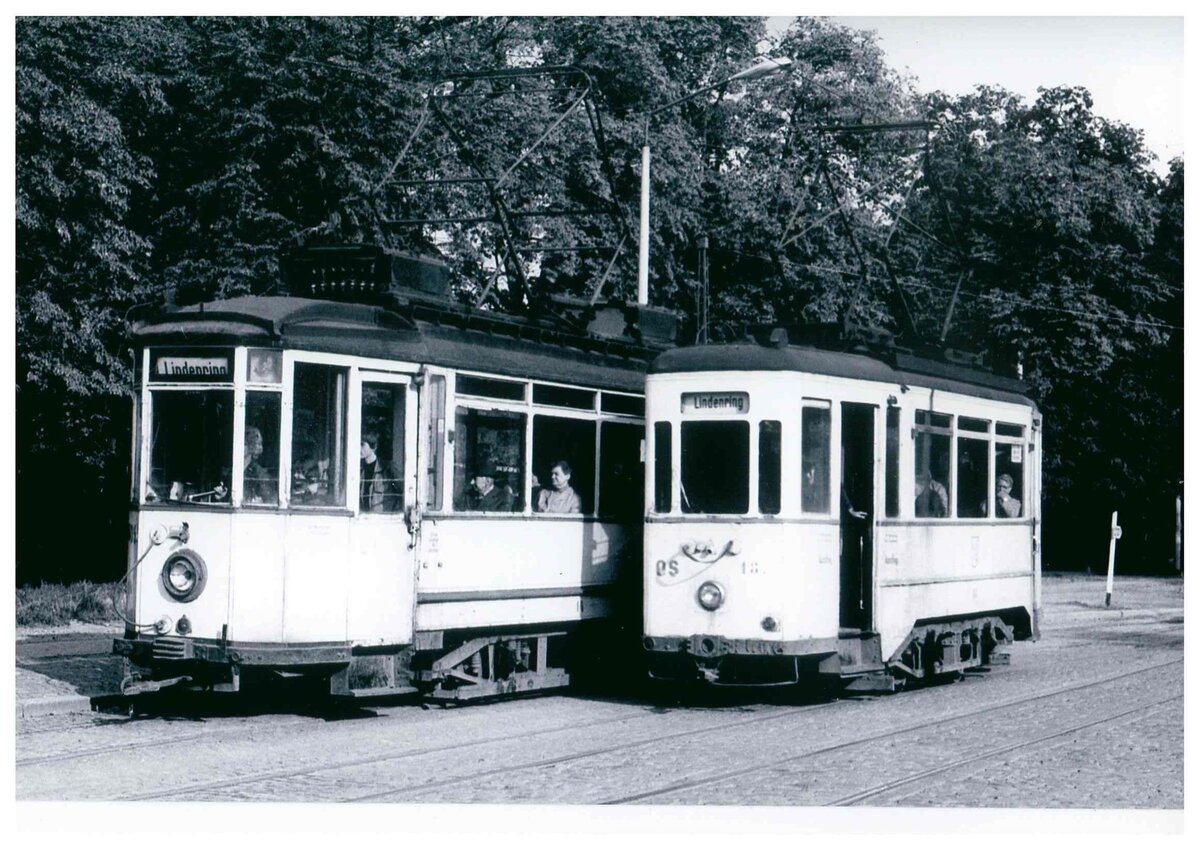 Vor rund 50 Jahren (1974) kreuzen sich ein Lindner-Wagen (links) und der Aufbau-Wagen Nummer 18 am Salztor in Naumburg (S). Danke an Dieter Müller für das Bild.