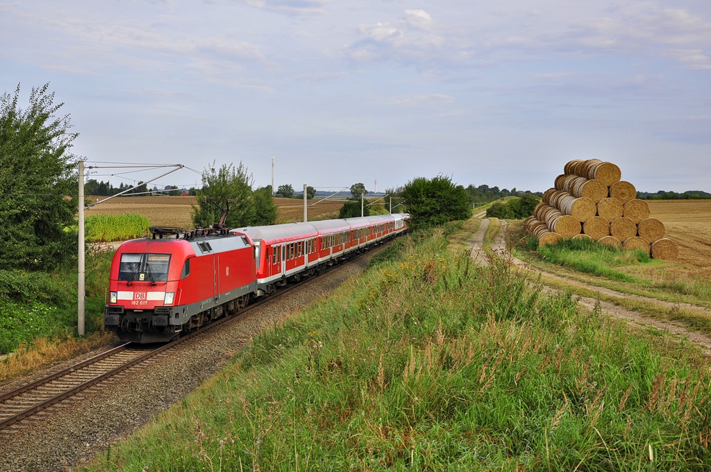 Vorbei am Stroh rollt 182 017 am 24.08.2017 mit RE 13290 Berlin entgegen.