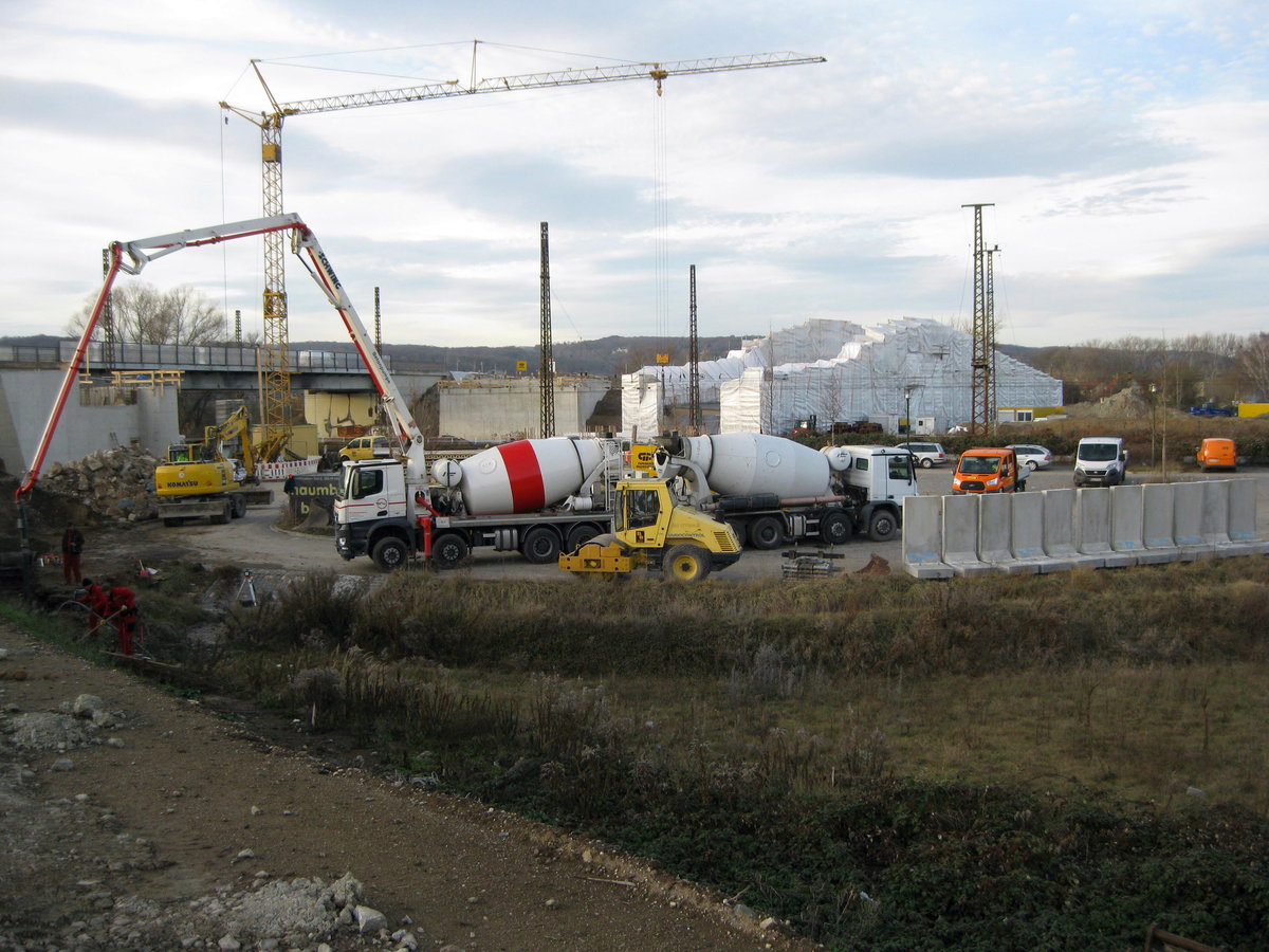 Vorbereitungen für den Einschub der neuen Brücke für die B180 über die Gleisanlagen in Naumburg Hbf am 28.12.2016. (Foto: Hans-Grau)