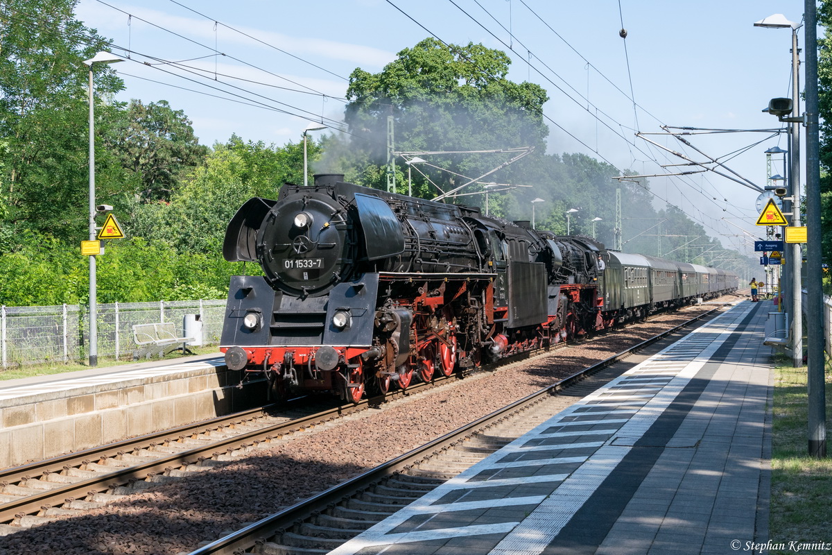 Vorspannlok 01 1533-7 der ÖGEG & Zuglok 03 2155-4 der WFL mit dem (DPE 20323)  Die große Eisenbahn-Romantik Rundfahrt  2. Etappe von Dresden Hbf nach Berlin-Lichtenberg, bei der Durchfahrt in Fangschleuse. 01.08.2015