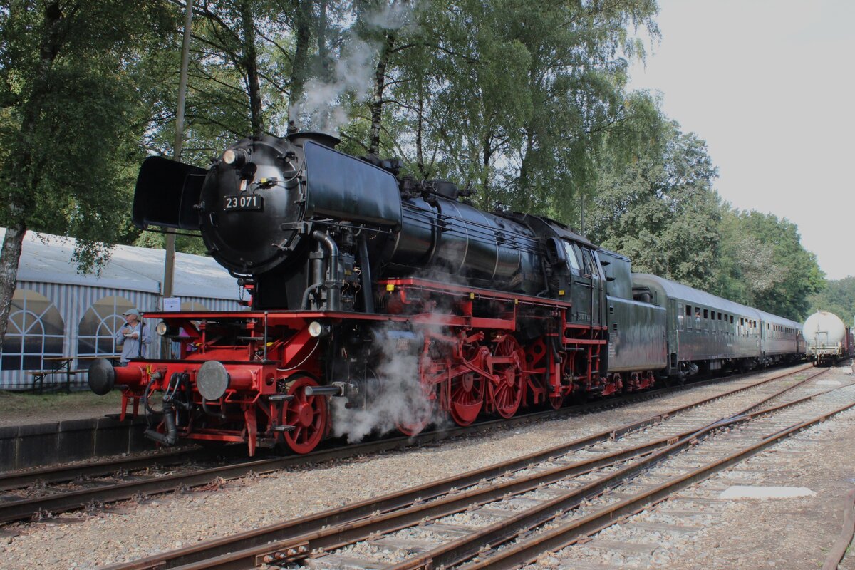 VSM 23 071 steht abfahrtbereit in Loenen am 3 September 2023 während Terug naar Toen 2023.