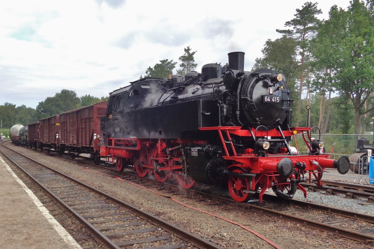 VSM 64 415 steht mit ein Fotoguterzug am 2 September 2018 in Loenen.