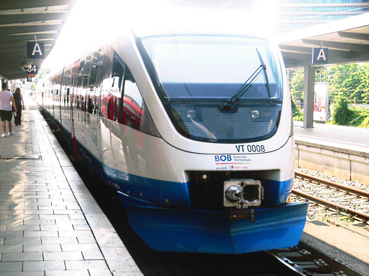 VT 0001 und VT 0008 der Bayerischen Oberland Bahn (BOB) (ex OLA VT 0001 und VT 0008) im Mnchener Hbf am 21.6.17