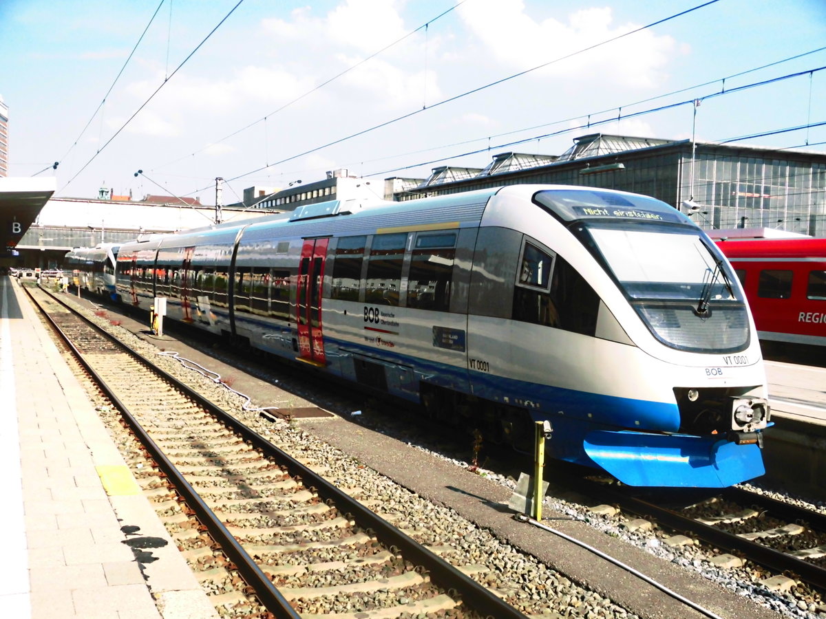 VT 0001 und VT 0008 der Bayerischen Oberland Bahn (BOB) (ex OLA VT 0001 und VT 0008) im Mnchener Hbf am 21.6.17