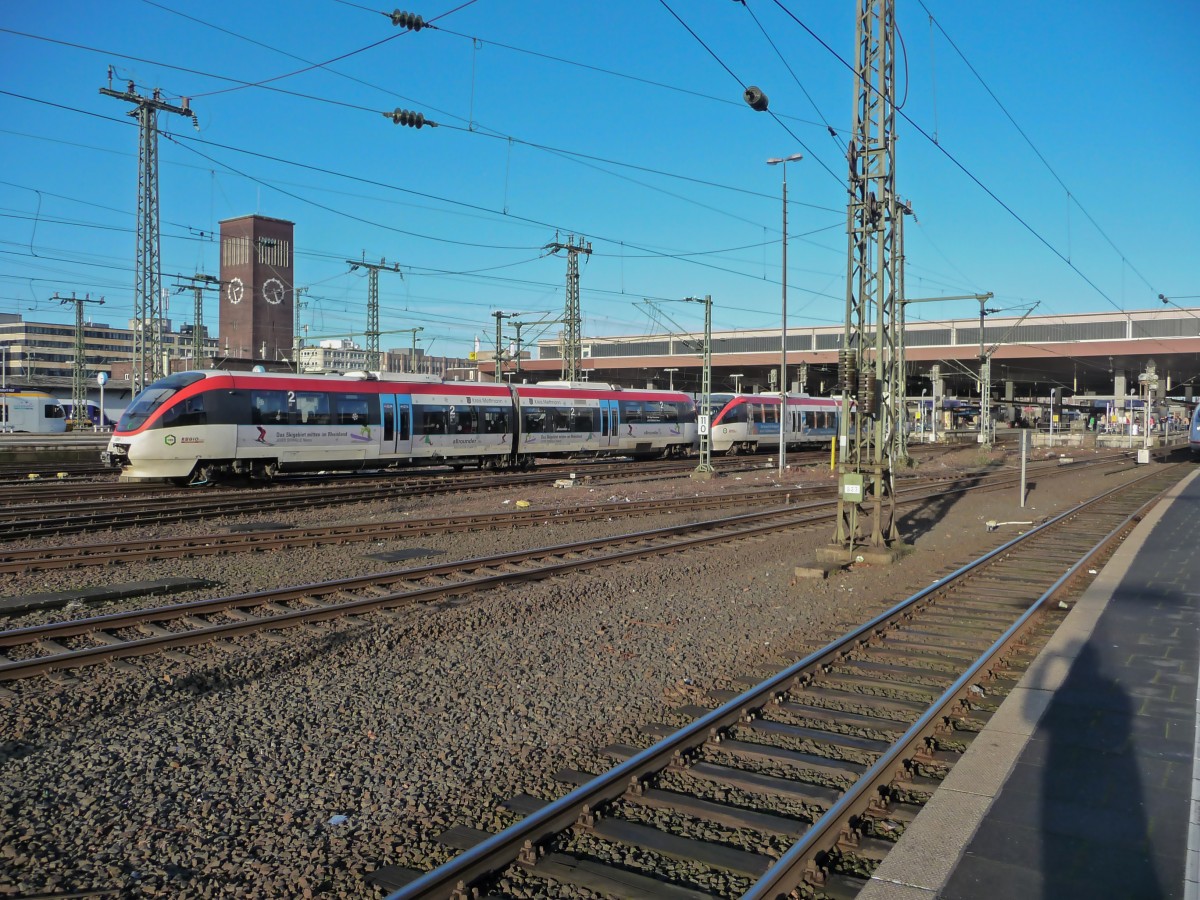 VT 1008 und 1009 der Regiobahn fahren am 02.01.2015 als S28 nach Kaarst aus Düsseldorf aus.