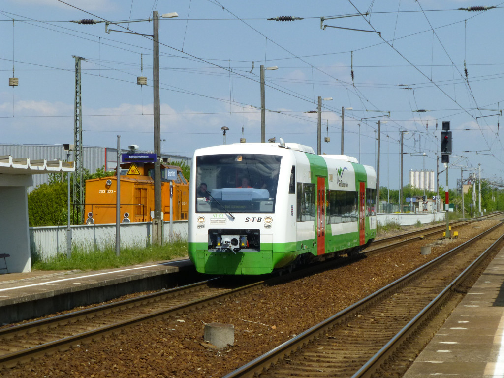 VT 103 der EB kommt gerade von einer kurzen Testfahrt zurück, etwa eine halbe Stunde vorher war er aus dem EB-BW Richtung Norden aufgebrochen. Im Hintergrund die <a href= http://leons.startbilder.de/bild/deutschland~bahnhoefe~erfurt-ost/431070/eine-v100-der-mteg-98-80.html >MTEG V100</a>, 22.5.15.