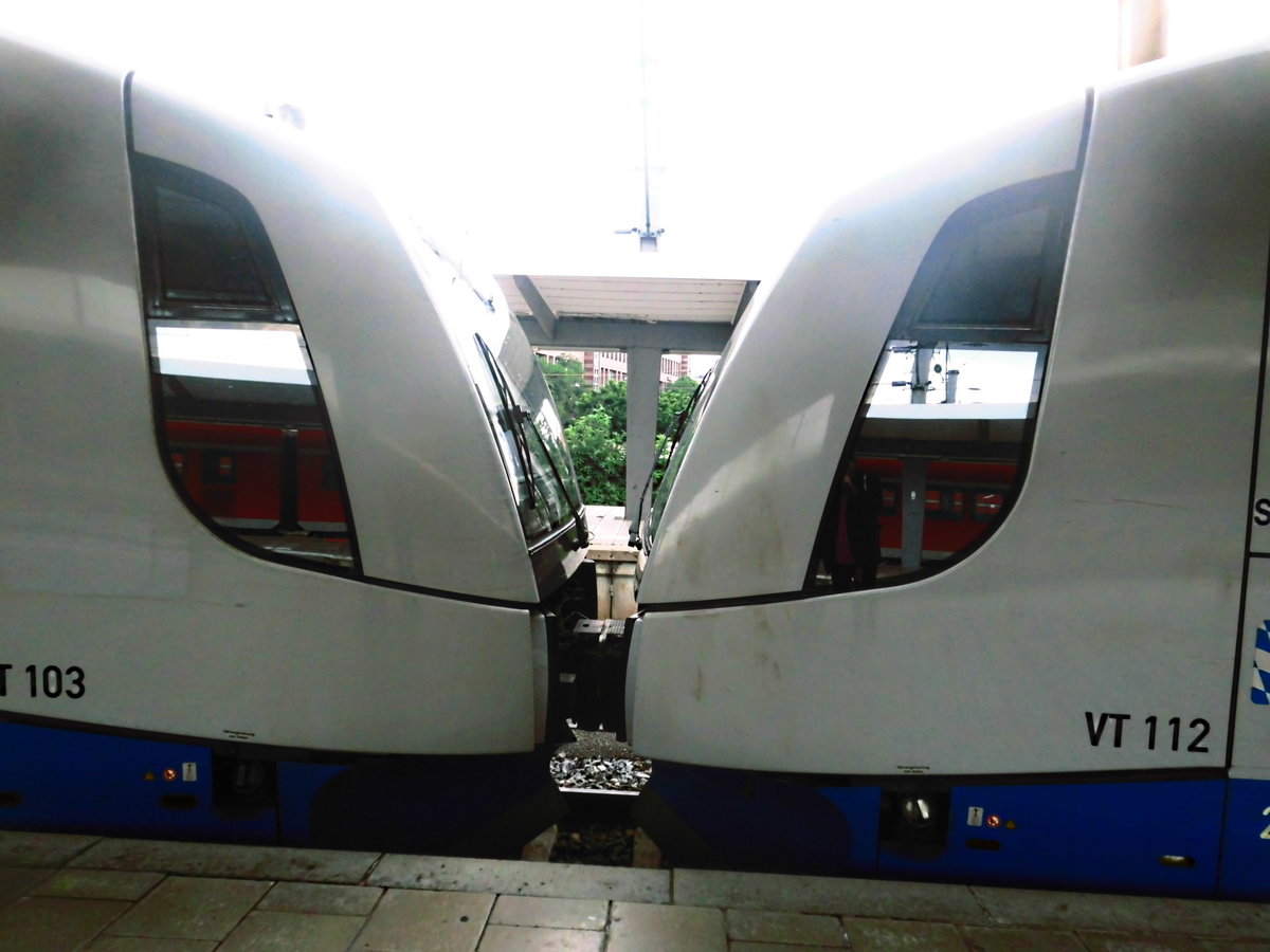 VT 103 und VT 112 beim Hndchenhalten im Mnchener Hbf am 21.6.17