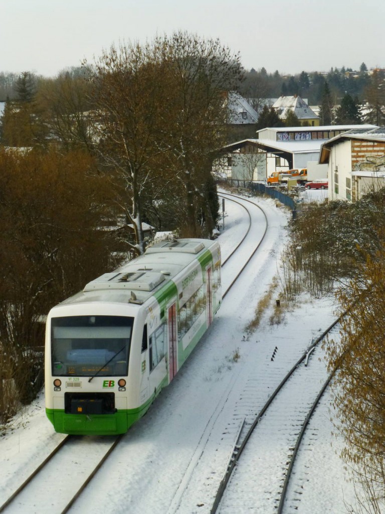 VT 329 passiert auf dem Weg nach Kranichfeld den Punt, an dem das Anschlussgleis für den Brennstoffhändler das Streckengleis verlässt. 1.3.16