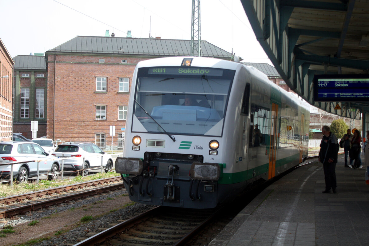 VT 566 der Vogtlandbahn als RB1 mit ziel Sokolov im Bahnhof Zwickau(Sachs) Hbf am 30.3.24