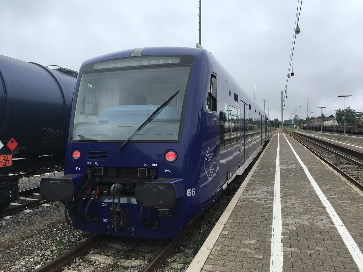 VT 66 der Bodensee - Oberschwabenbahn am 28.07.17 in Aulendorf.

Scheinbar mit einer nur 50 % einsatzfähigen Zielanzeige.