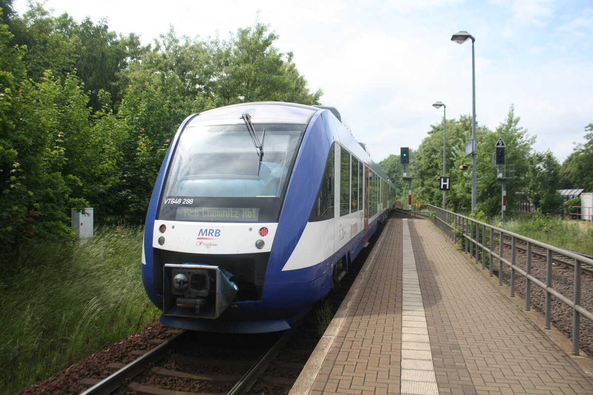 VT 702 und VT 648 298/798 im Bahnhof Burgstdt am 4.6.22