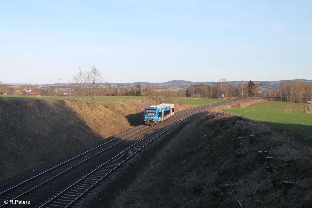 VT650 703 kommt als ag84683 Marktredwitz - Bad Steben bei Unterthlau zurck 31.03.17