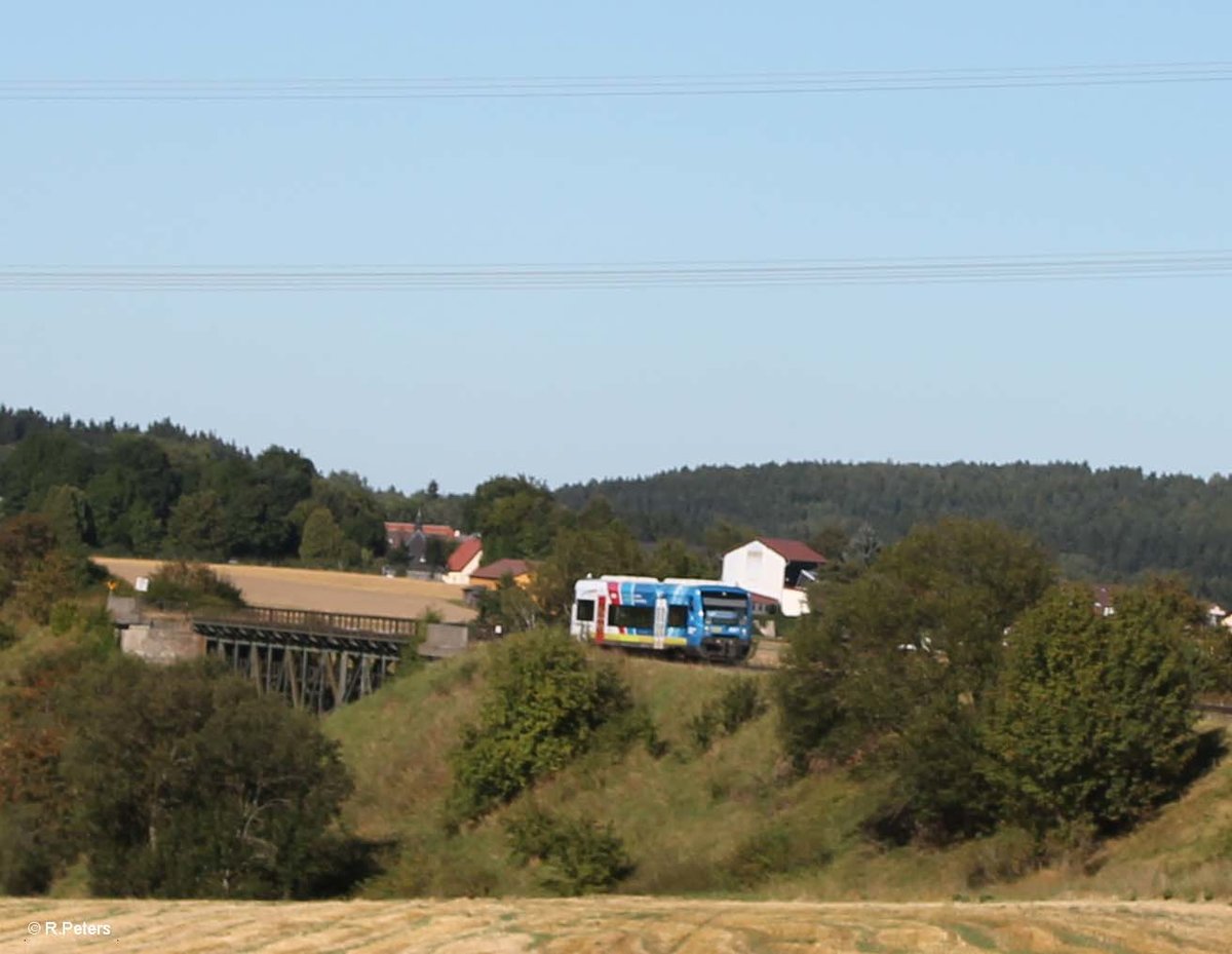 VT650 703 mit Werbung beim Viadukt bei Seuen als OPB 20882 nach Marktredwitz 31.08.16