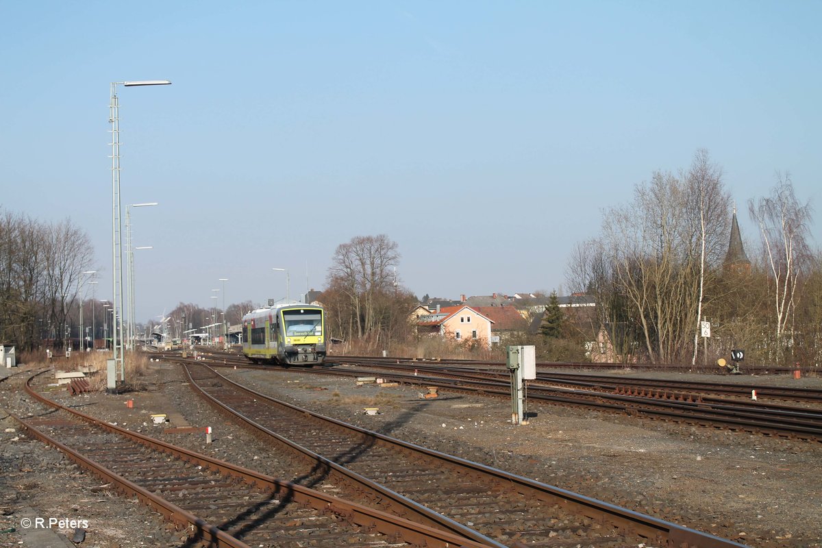 VT650 735 verlässt Marktredwitz als AG84586 Hof - Bayreuth. 18.03.16