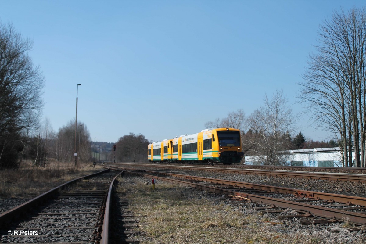 VT650.77 und VT650.76 erreichen Pechbrunn als OPB79729 Marktredwitz - Regensburg. 17.03.16