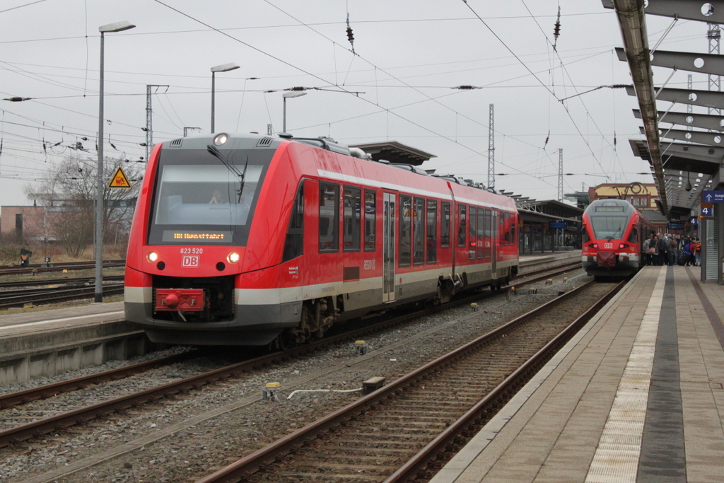 Whrend 623 520-3 bis zur Abfahrt als Leerzug im Rostocker Hbf Zeit hatten herrschten beim RE9 weiter hinten Japanische Verhltnisse alles wollte rein was noch ging.29.01.2016