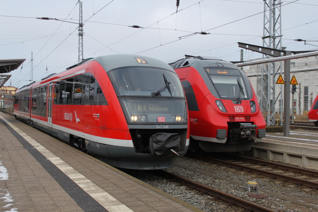 whrend 642 048-2 noch warten musste im Rostocker Hbf lief neben an 442 344 als RE9 rein.15.01.2016