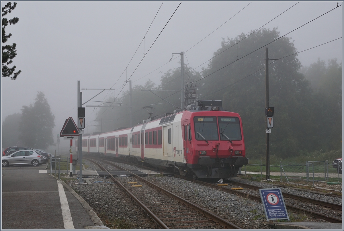 Während im 787 müM gelegenen Le Day eitel Sonnenschien herrschte, lag das 1008 müM gelegene Le Pont im Vallée de Joux in dichtem Nebel, die Ursache liegt wohl in der Muldenlage und den beiden Seen des Vallée des Joux.
Das Bild zeigt den in Le Pont ausfahrenden Travis RBDe 560 385-7 ((RBDe 560 DO TR 94 85 7 560 385-7CH-TVYS) als Regionalzug 6011 Vallorbe - Le Brassus.

28. August 2018