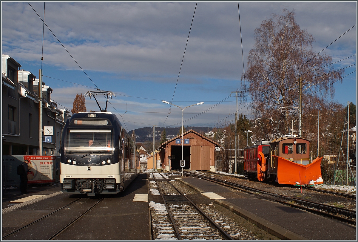 Während der aus Vevey in Blonay angekommen CEV MVR ABeh 2/6 7507 für die baldige Rückfahrt nach Vevey auf Gleis 1 wendet, steht auf Gleis 4 der CEV Xrot 91 und die 1911 gebaute CEV  HGe 2/2 N° 1.

1. Dezember 2021