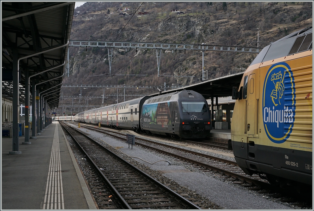 Während die Bananen Lok noch etwas in Brig bleibt, verlässt die Re 460 023-5 Brig mit einem langen IR Richtung Romanshorn. 
11. Feb. 2016