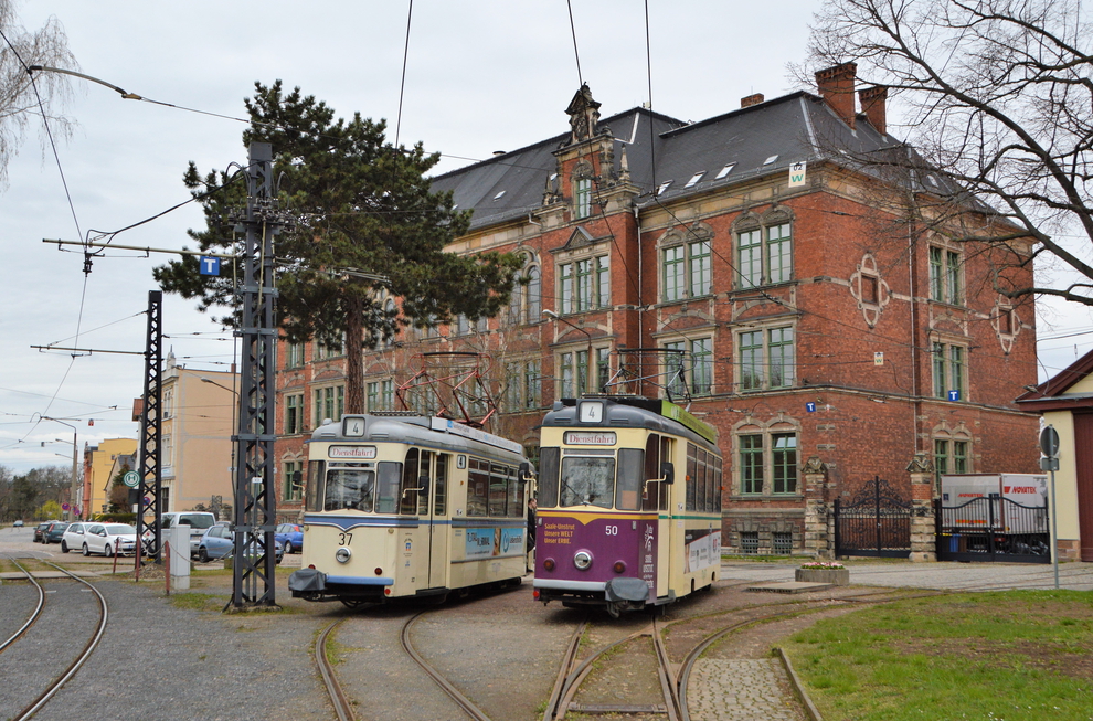 W�hrend der Bauarbeiten am Depot, werden die Tw die bei den Arbeiten st�ren, vor dem Depot abgestellt. Am 16.04.2021 stehen Tw 37 und Tw 50 vor der Marienschule.