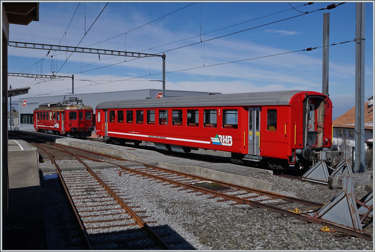 Während bei der SBB die letzten EW I aus dem planmässigen Dienst ausschieden, schient der RHB EW I B 10 (96 85 835 5010-8 CH-AB) auch künftig hin und wieder im Einsatz zu sein. 
Im Hintergrund der ABDeh 2/4 24.

23. März 2021