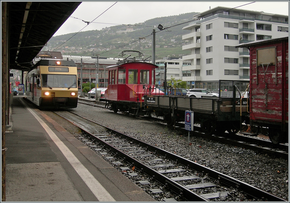 Während der CEV GTW Be 2/4  Blonay  Vevey erreicht, steht auf dem Nebengleis der CEV Te 82 mit einigen Güterwagen. 
15. August 2015