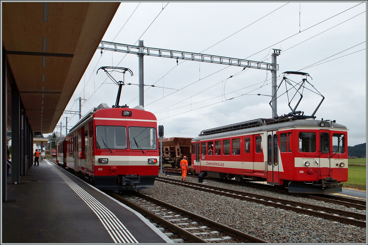 Whrend der CJ BDe 4/4 I 608 mit Rangieraufgaben fr den Baudienst beschftigt ist, wartet der BDe 4/4 612 auf die Abfahrt nach Saignelegier. 
Le Noirmont, den 17. Nov. 2014