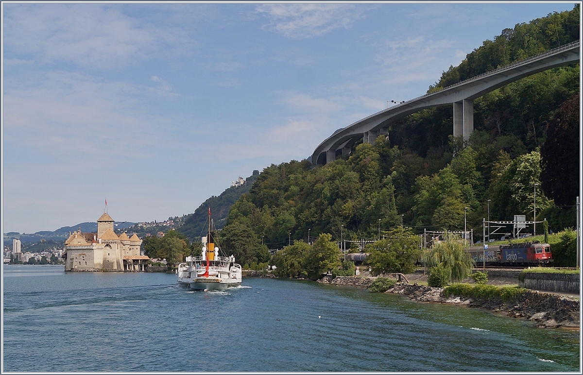 Whrend das Dampfschiff der Anlegestelle beim Chteau de Chillon entgegendampft, fhrt eine SBB Re 6/6 mit einem Gterzug Richtung Wallis.

5. August 2019