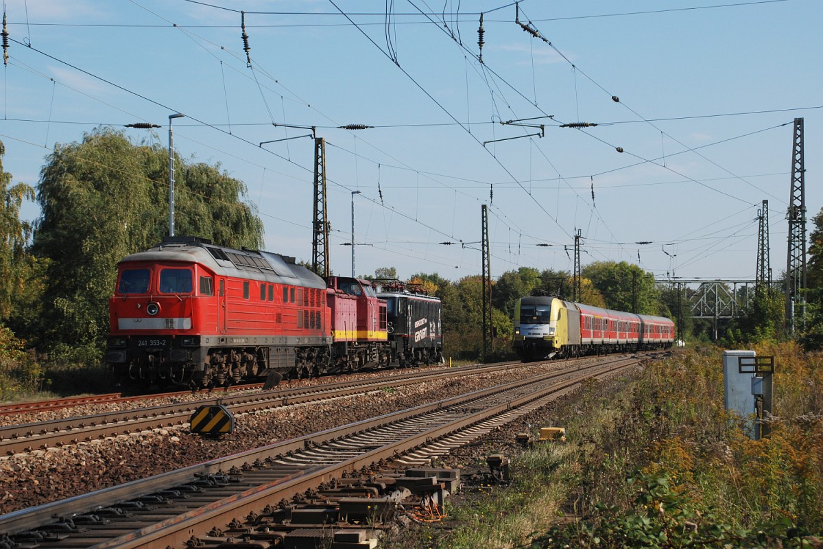 Während die DB 182 595 am 03.10.2015 mit der RB 20 von Halle (S) Hbf nach Eisenach unterwegs ist, genießen die EBS-Loks 241 353 + 202 487 + 142 145 den Feiertag in Naumburg Hbf. (Foto: Marco Zergiebel)