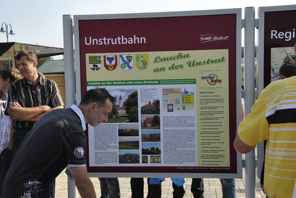 W�hrend dem 9. Unstrutbahnfest am 05.10.2014 wurde auch eine Infotafel zur Unstrutbahn und �ber die Stadt Laucha und seine Ortsteile eingeweiht. Beide Tafeln wurden durch IG Unstrutbahn e.V. Mitglied Heiko Kern gestaltet. Dank gilt hier auch unserem verstorbenen Mitglied Klaus Pollm�cher, der die Vorarbeit daf�r geleistet hatte. (Foto: Dieter Weber)