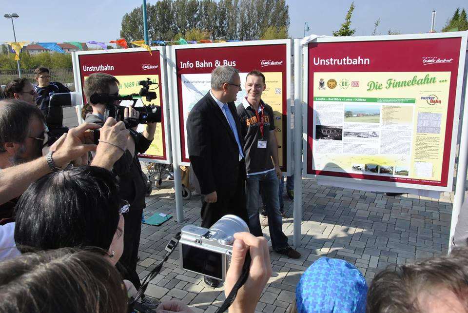 W�hrend dem 9. Unstrutbahnfest am 05.10.2014 wurde auch eine Infotafel zur Unstrutbahn und �ber die Stadt Laucha und seine Ortsteile eingeweiht. Beide Tafeln wurden durch IG Unstrutbahn e.V. Mitglied Heiko Kern gestaltet. Dank gilt hier auch unserem verstorbenen Mitglied Klaus Pollm�cher, der die Vorarbeit daf�r geleistet hatte. (Foto: Dieter Weber)