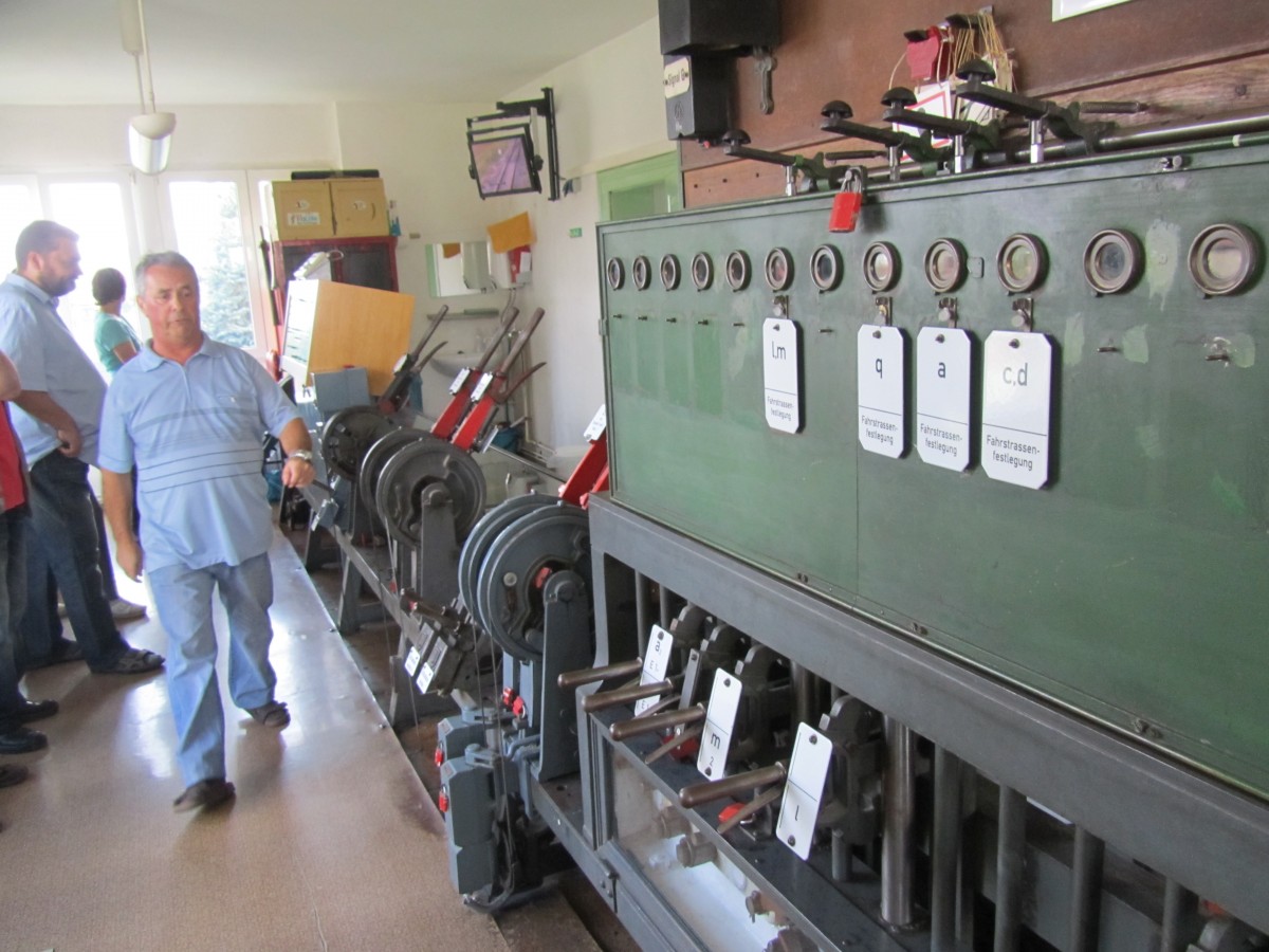 Während dem 9. Unstrutbahnfest am 05.10.2014 in Laucha gab es auch Führungen auf dem Stellwerk Lw. (Foto: Karolin Thomas) 