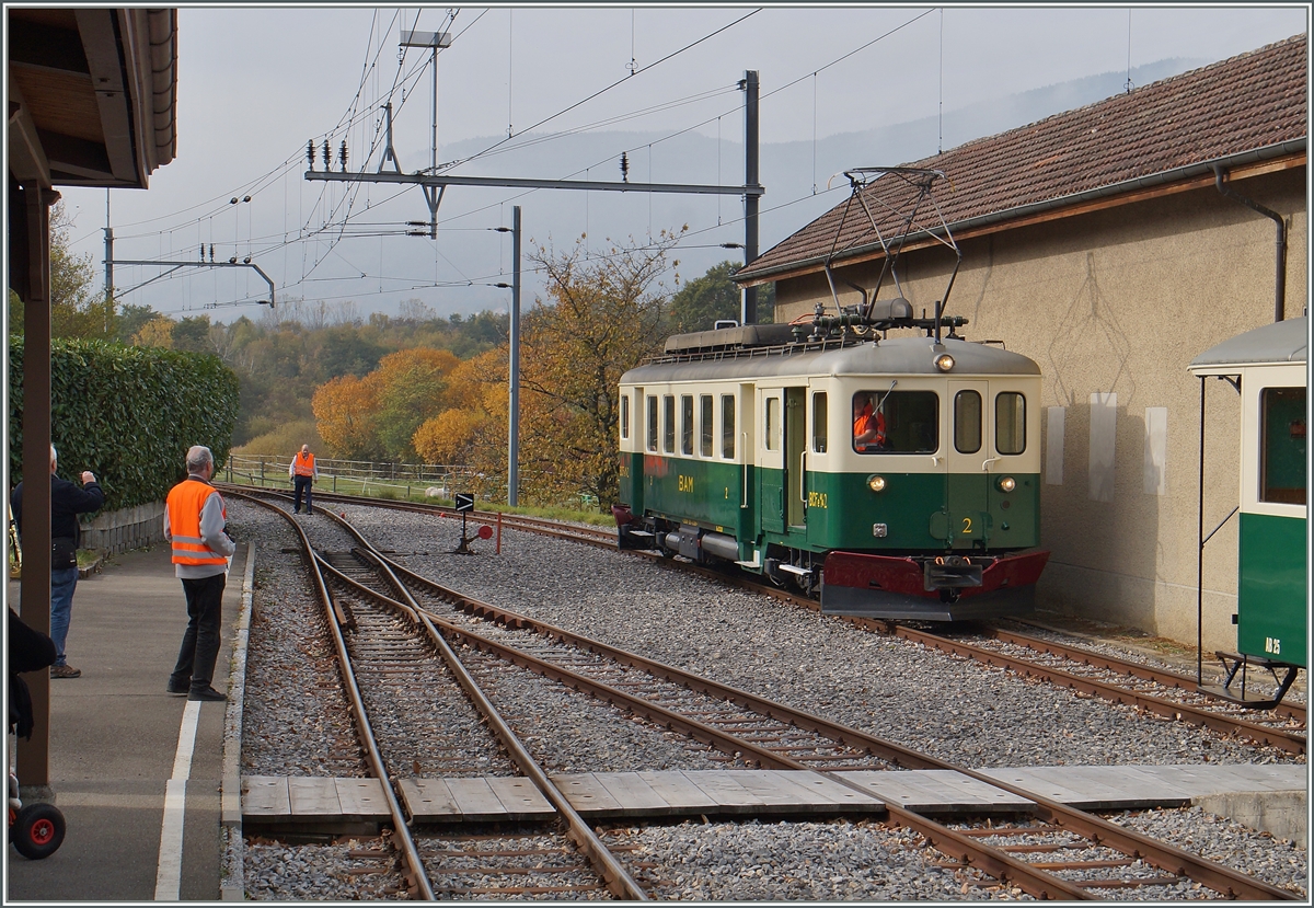 Während des Jubiläums 120 BAM MBC wurden die Regionalzüge Apples - L'Isle Mont la Ville mit dem historischen BCFe 4/4 und einem AB geführt, was natürlich an den Endstationen jeweils mit dem  Umfahren  des AB verbunden war. 
L'Isle Mont la Ville, den 24. Okt. 2015