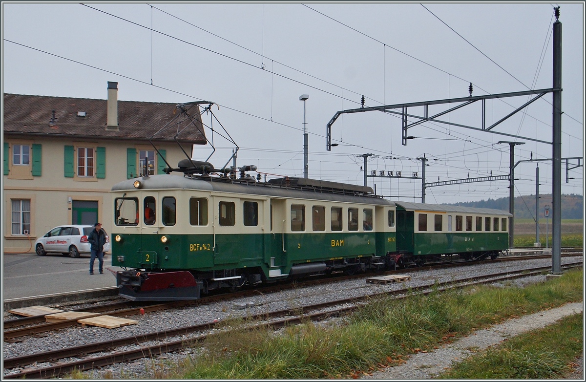 Während des Jubiläums 120 BAM MBC wurden die Regionalzüge Apples - L'Isle Mont la Ville mit dem historischen BCFe 4/4 und einem AB geführt, was natürlich an den Endstationen jeweils mit dem  Umfahren  des AB verbunden war. 
Apples, den 24. Okt. 2015