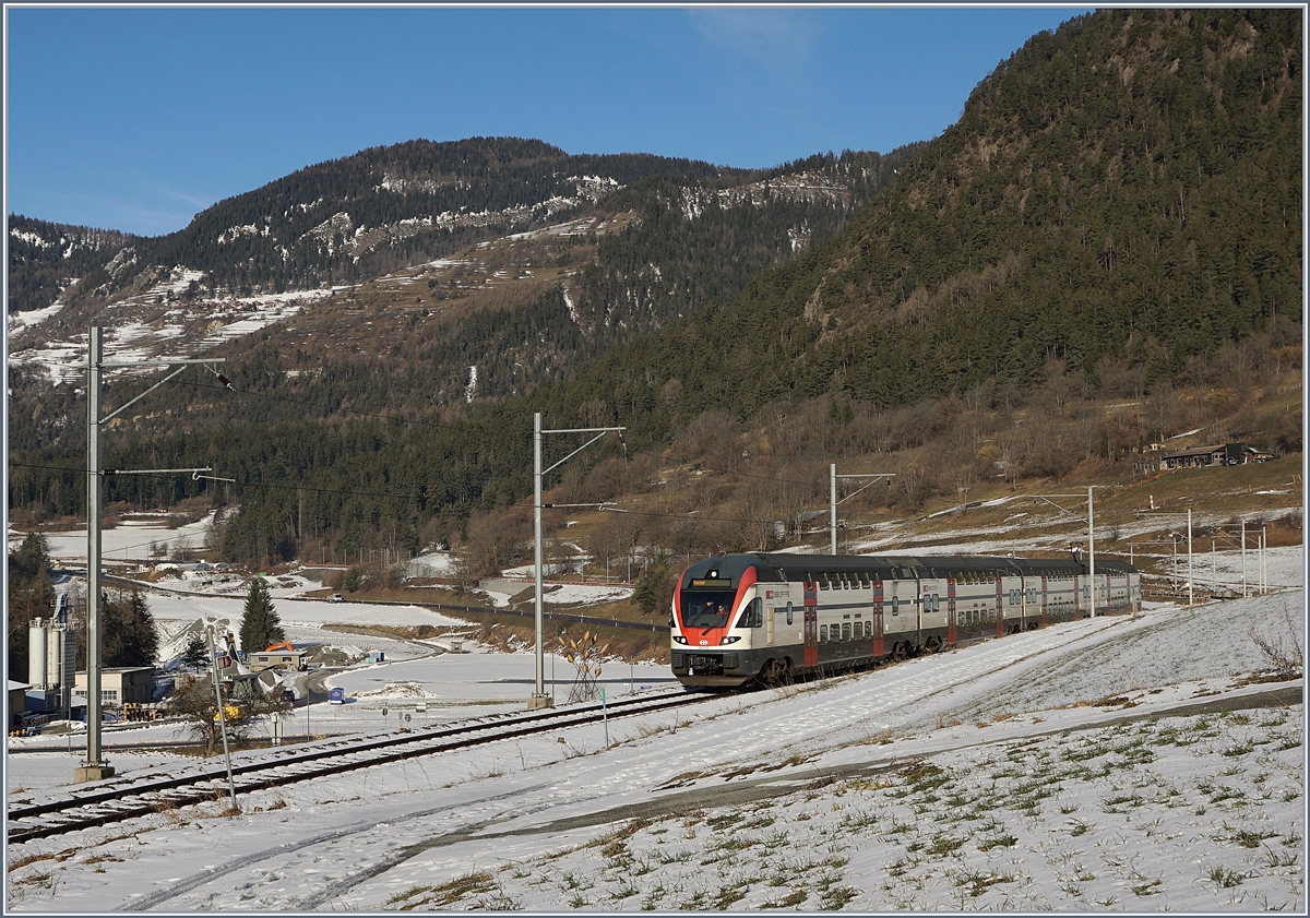 Während in Deutschland die KISS bald als IC verkehren werden, sind die für den S-Bahn- und Regionalverkehr konzipierten Züge in der Schweiz bereits als IR unterwegs und in diesem Fall Ziel meiner Reise ins Tal de Bagnes: der SBB RABe 511 110 erreicht als IR 1745  Verbier Express  in Kürze sein Ziel Le Châble. Der IR 1745 verkehrt für den Wintersportverkehr in der Regel Samstags und Sonntags ab Genève mit dem IR 1711 und wird in Martigny geflügelt; auf der Rückfahrt verkehrt der Zug als RE 18496 (ohne Halt zwischen Martigny und Vevey) und wird in Vevey mit dem RE 18460 vereinigt. 

20. Februar 2020