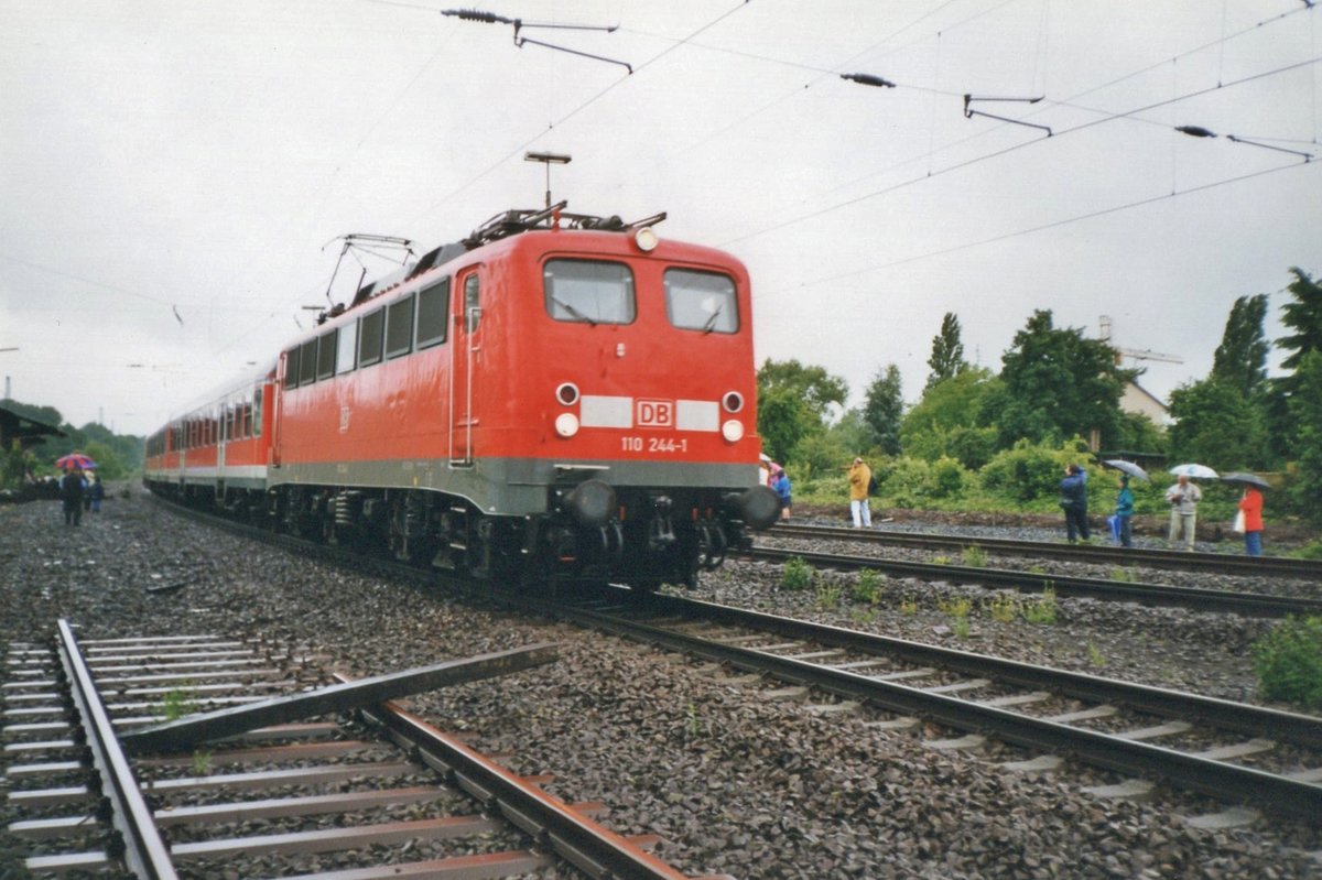 Während ein Bahnhofsfest passiert 110 244 Rheydt-Odenkirchen.