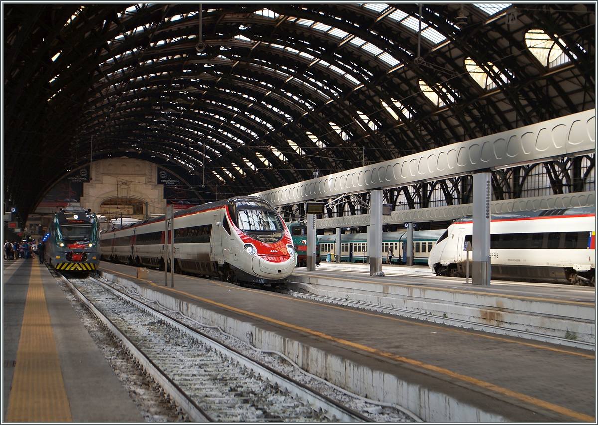 Während ein SBB ETR 610 in Milano Centrale auf die Abfahrt wartet, trifft ein anderer gerade an seinem Zielbahnhof ein.
21. Juni 2015