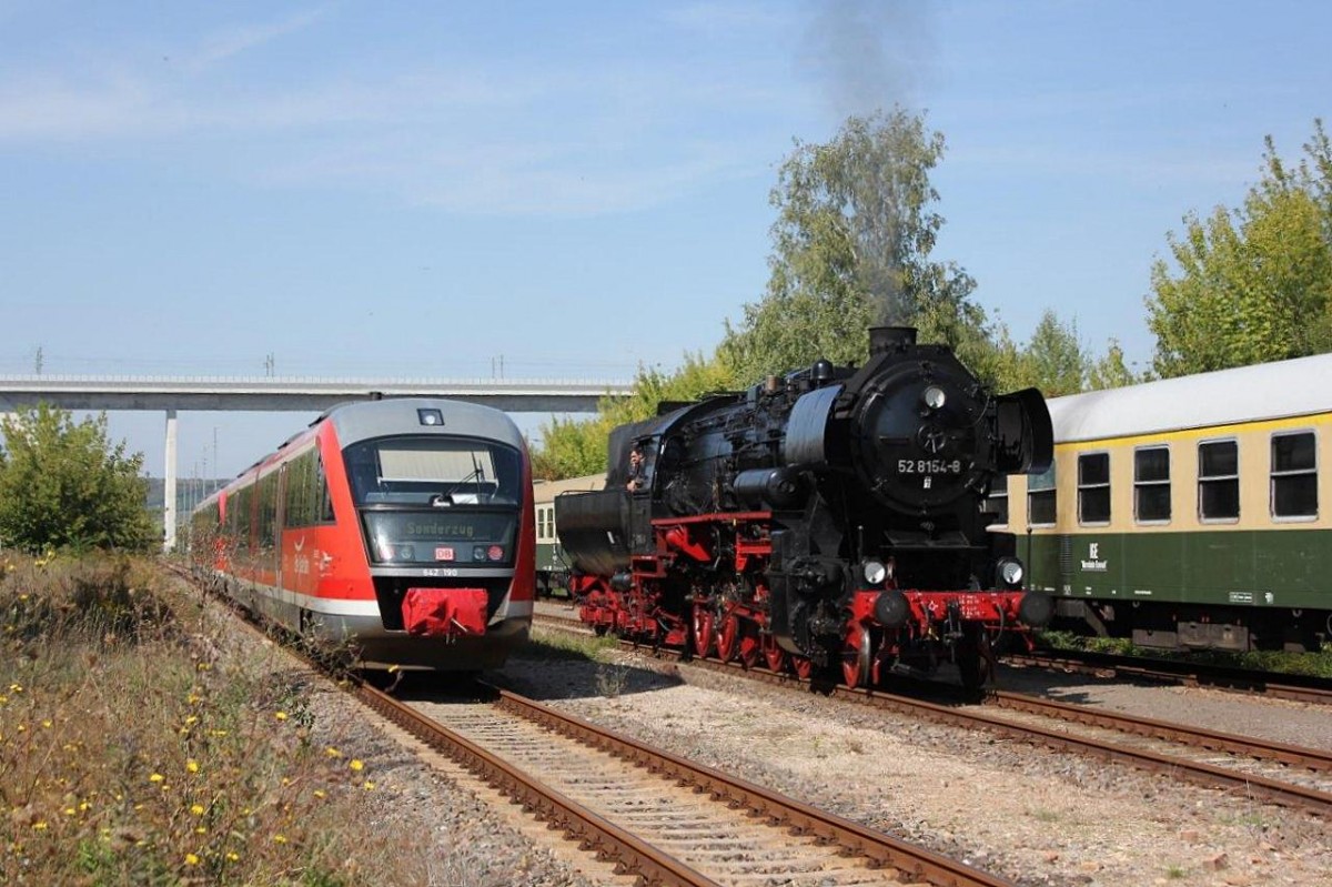 Während die EMBB 52 8154-8 am 12.09.2015 im ehemaligen Bahnhof Karsdorf nach der Ankunft mit dem Winzerfestsonderzug aus Leipzig-Plagwitz umsetzt, fährt der DB 642 190 als RB 34876 von Naumburg Ost nach Nebra. (Foto: Wolfgang Krolop)