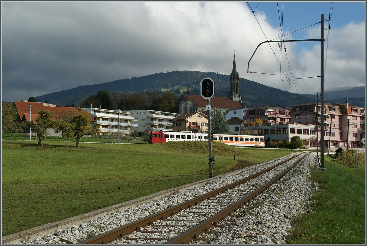 Whrend im Hintergrund ein TPF Zug von Chtel St-Denis Richtung Bulle fhrt, fhrt das Gleis im Vordergrund nach Palzieux. 
30. Okt. 2013