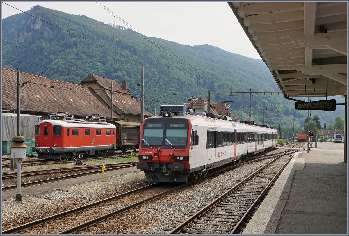 Während im Hintergrund die Re 4/4 I 10016 abgestellt auf ihren nächsten Einsatz wartet, Erreicht ein RBDe 560 mit B und ABt Balsthal. 

22. Juni 2016