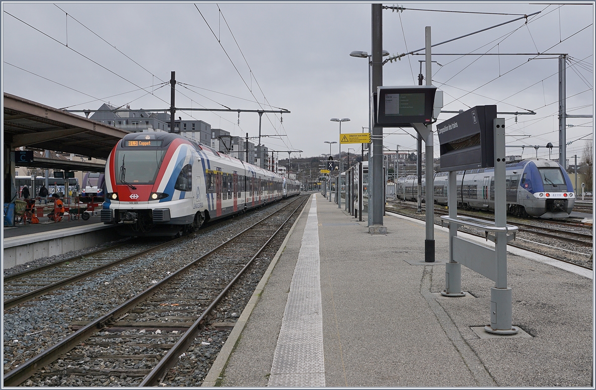 Während die Léman Express Strecken (Coppet) - Annemasse Evain und St-Gervais Les Bains le Fayet mit Z 31515 M (Coradia Polyvalent régional tricourant) betreiben werden, kommen auf der Strecke (Coppet) - Annemasse - Annecy SBB LEX RABe 522 zum Einsatz. 
Im Bild der SBB LEX RABe 522 223 und 522 232 in Annecy, bereit zur Rückfahrt nach Coppet.

13. Feb. 2020