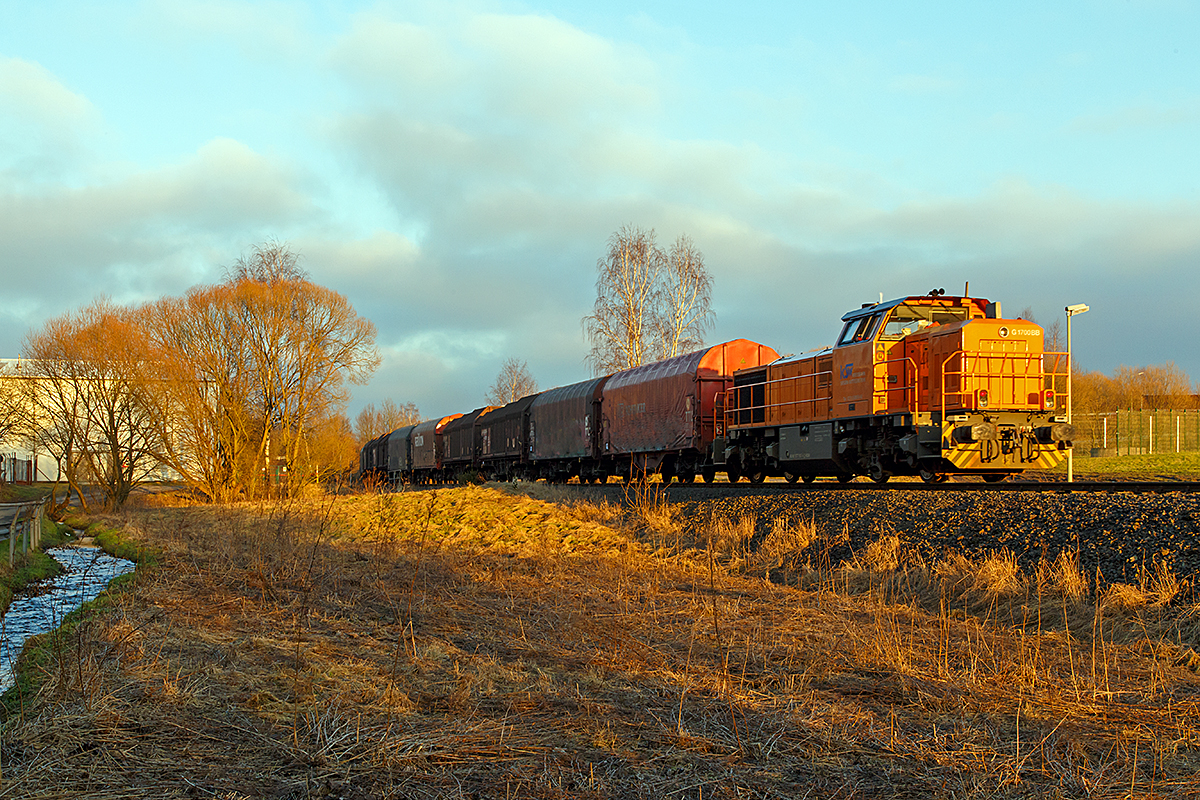 Während die Lok 46 (92 80 1277 807-4 D-KSW) der Kreisbahn Siegen-Wittgenstein am Zugende den schweren Coilgüterzug schiebt. Hier in Neunkirchen-Struthütten, auf der KSW eigenen Strecke, in Richtung Neunkirchen-Pfannenberg.