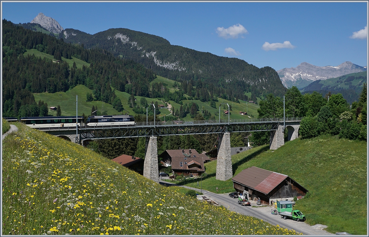 Während man bei den Züge aus Richtung Zweisimmen erst sieht was da kommt, wenn sie bereits auf dem Grubenbach Viaduk bei Gstaad sind, erspäht man die Züge aus der Gegenrichtung schon gut drei bis vier Minuten vorher kurz nach der Abfahrt in Saanen. Dies war bei der hier zu sehenden Aufnahme  von Vorteil, denn die MOB Ge 4/4 mit ihrem PE 2118 als Komposition ohne Steuerwagen hätte einen schlechten Nachschuss abgegeben, so konnte ich kurzfristig die Fotostelle wechseln und den Zug von der Seite her fotografieren. 

2. Juni 2020